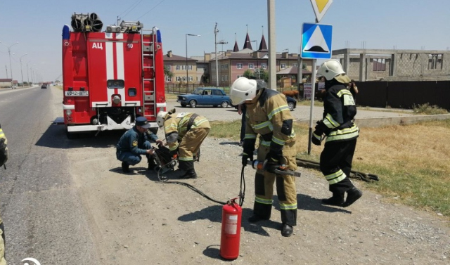В Гудермесе пожарные провели учения по спасению людей при ДТП