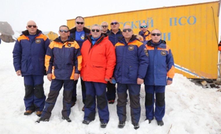 Главные спасатели Северного Кавказа совершили восхождение на Эльбрус