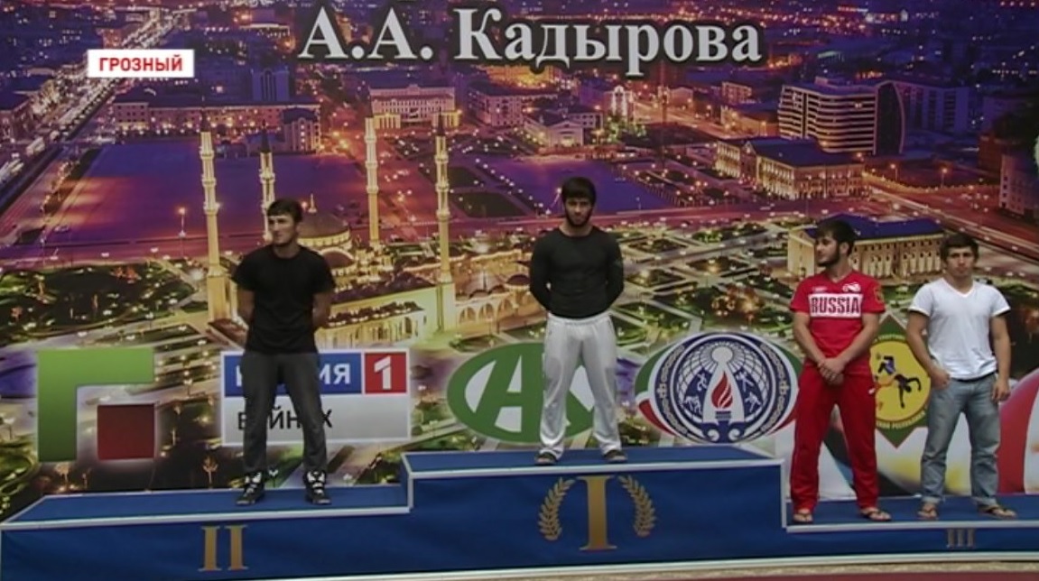 В Грозном завершился первый день открытого республиканского турнира по вольной борьбе