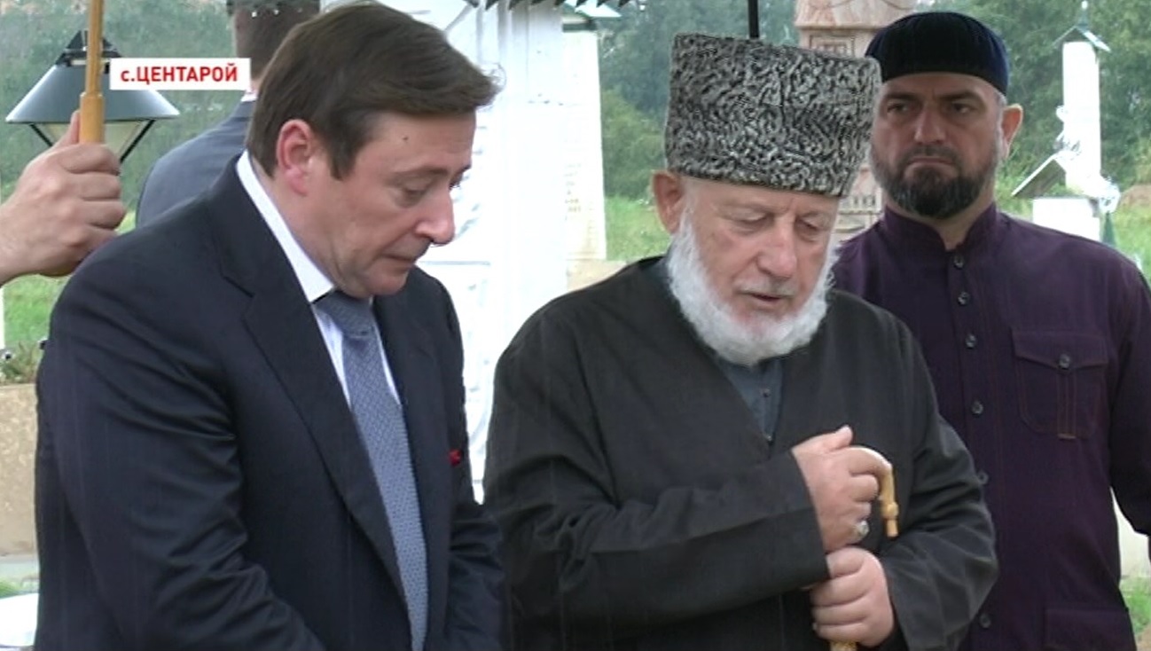 Рамзан Кадыров и Александр Хлопонин посетили могилу Героя России Ахмата-Хаджи Кадырова 