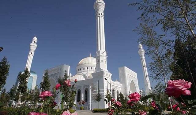 Считанные часы остались до открытия самой большой мечети в Европе