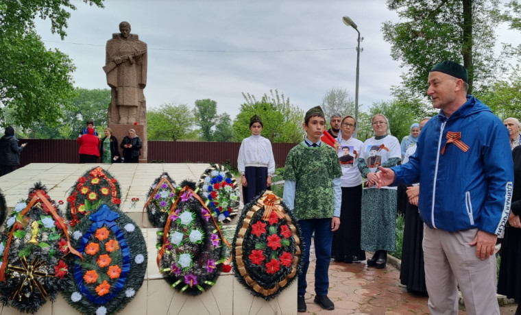 В Наурском районе возложили цветы к памятникам Великой Отечественной войны
