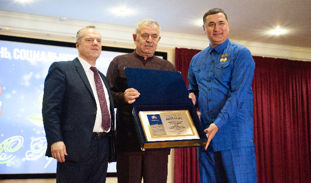 Николай Козлов передал Рамзану Кадырову награду «Лидер ПФР — 2018»