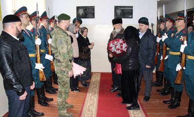 В двух районах ЧР установили памятные доски в честь погибших сотрудников управления Росгвардии
