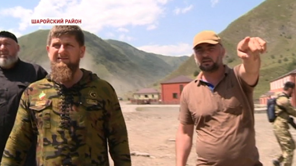 Рамзан Кадыров проверил ход строительных работ в Шаройском районе