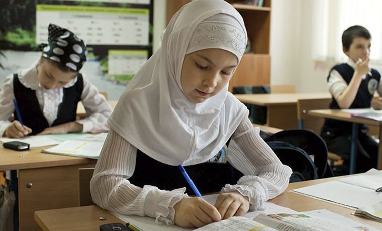 Заявление министра образования страны о хиджабах вызвало возмущение в обществе