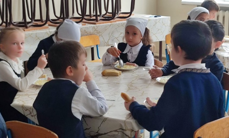 В школах ЧР проверяют качество горячего питания младшеклассников