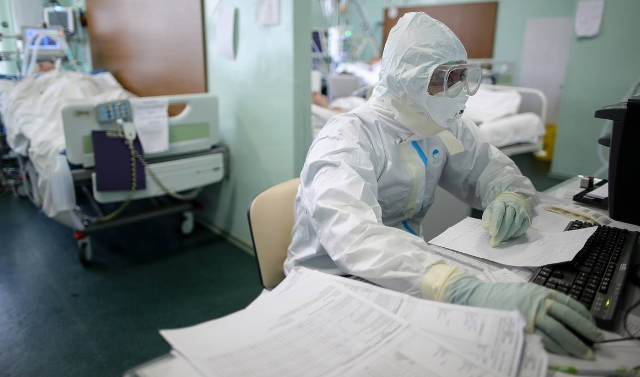 Число заразившихся коронавирусом  в России за сутки увеличилось на 4 945