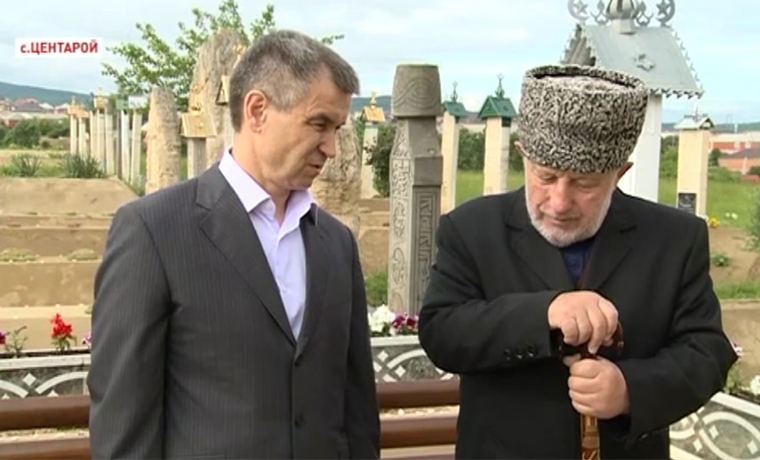Рашид Нургалиев посетил могилу первого Президента ЧР, Героя России Ахмата-Хаджи Кадырова