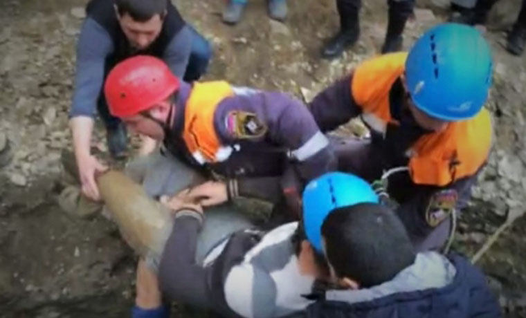 Сотрудниками МЧС спасен рабочий, которого завалило грунтом