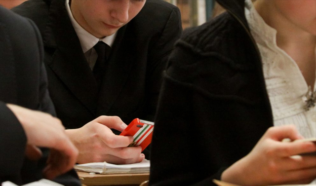 Минпросвещения России  советует ограничить использование мобильных телефонов в школах