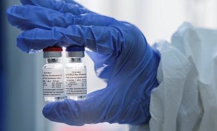 Россияне в первую очередь получат вакцины от коронавируса, заявил Песков