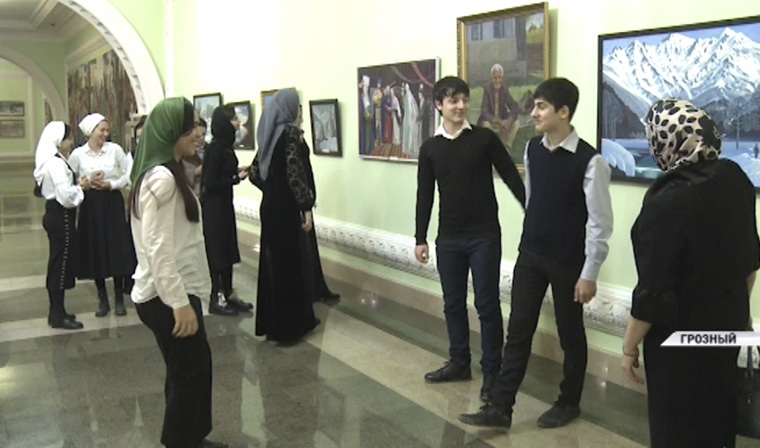 В комплексе Славы открылась выставка, посвященная восстановлению государственности чеченского народа 