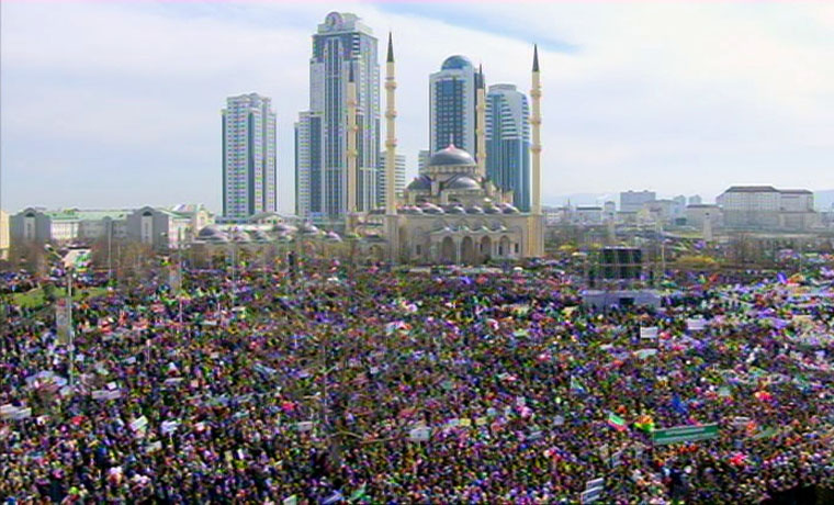 Послание от президента России зачитали на митинге в честь Дня Конституции ЧР