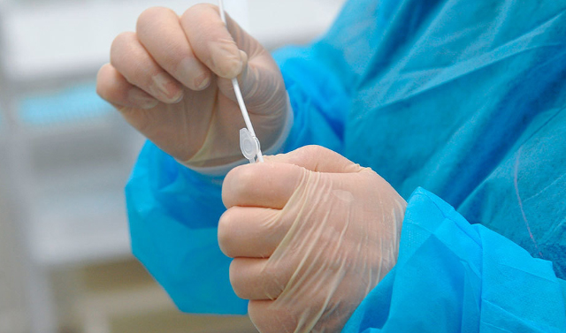 За последние сутки в России выявили 4 993 новых случаев заражения коронавирусом