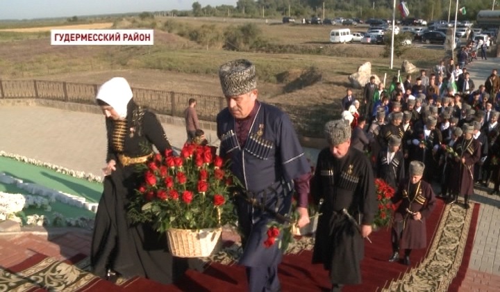 Торжества, посвященные дню чеченской женщины, начались с возложения цветов к мемориалу Дади-юрт