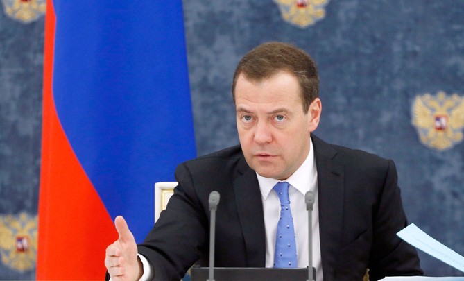 Медведев заявил, что в интересах государства прививки могут стать общеобязательными