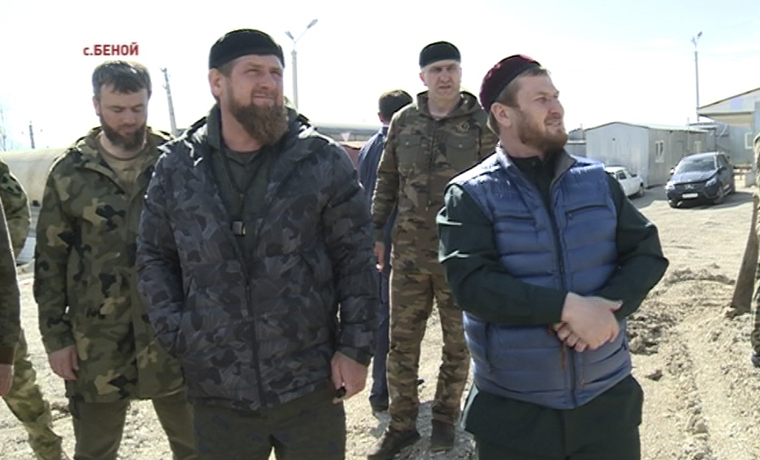 Рамзан Кадыров посетил строительную площадку новой мечети, которая возводится в Беное 