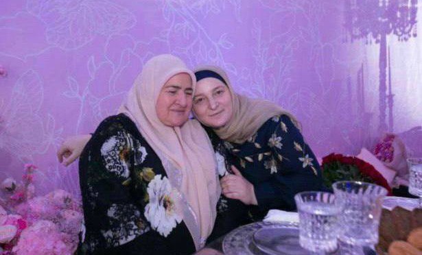 Глава ЛНР присвоил Ордена Дружбы Аймани Кадыровой и Медни Кадыровой