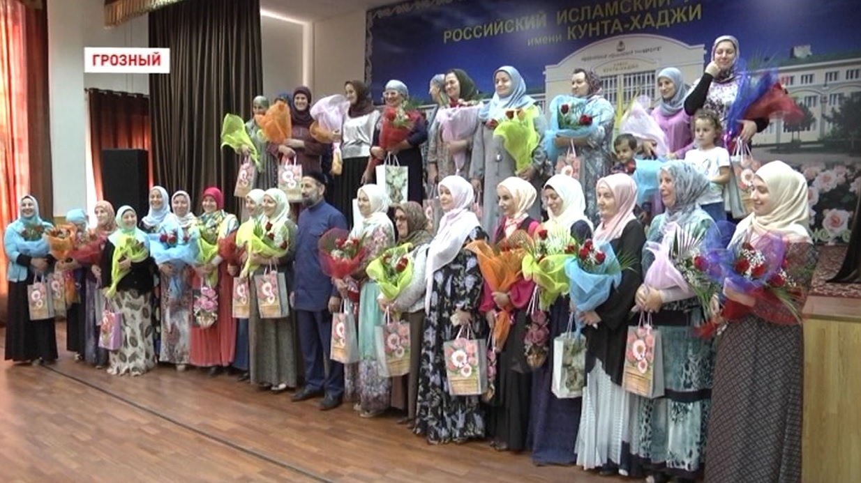 В районах ЧР начали празднование Дня чеченской женщины