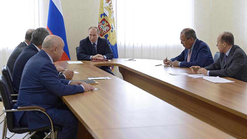 Президент РФ провел оперативное совещание с постоянными членами Совета Безопасности