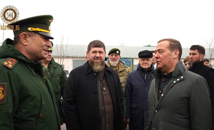 Рамзан Кадыров вместе с Дмитрием Медведевым и Юрием Чайкой посетили военный комиссариат ЧР