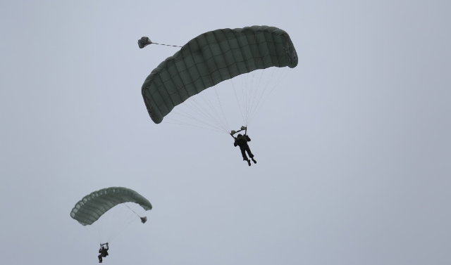 В Гудермесе прошли занятия военнослужащих Росгвардии по парашютно-десантной подготовке