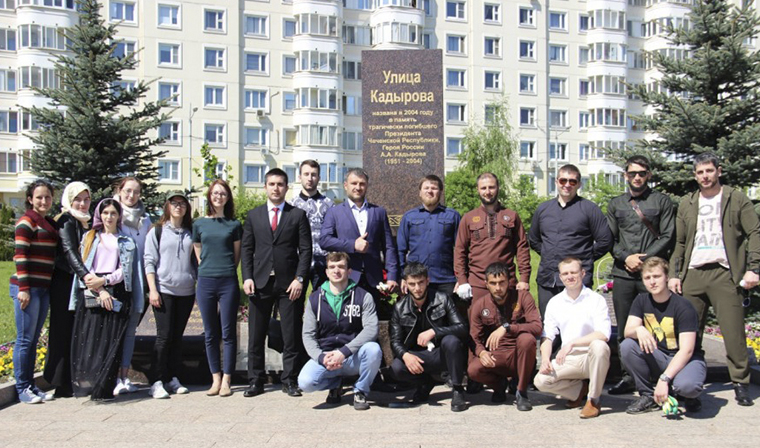 Сотрудники министерства ЧР по делам молодежи провели масштабный субботник на одной из улиц Москвы