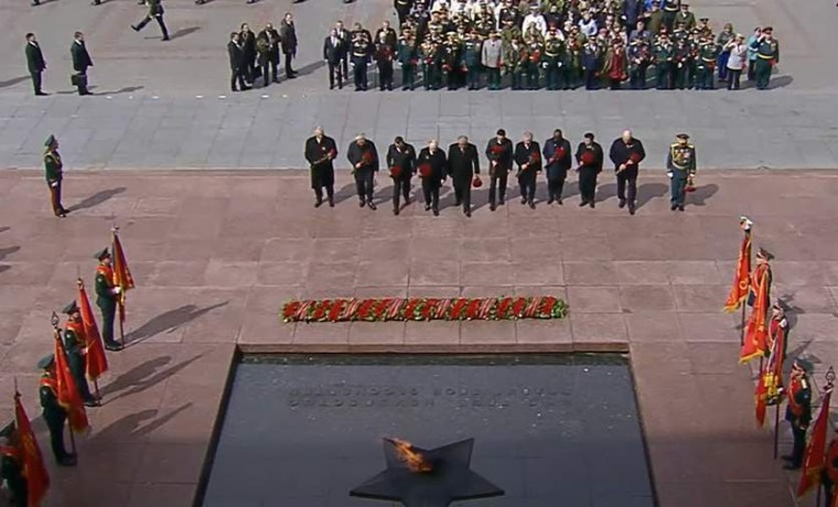 Владимир Путин в День Победы возложил цветы к Могиле Неизвестного Солдата
