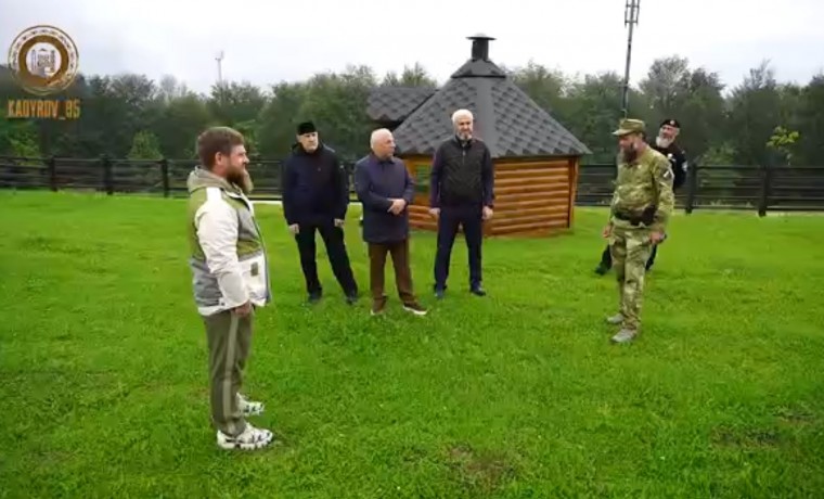 Рамзан Кадыров вместе с соратниками посетил этнографический комплекс "Шира Бена"
