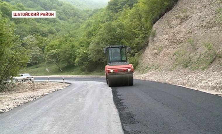 В Шатое продолжается строительство новой дороги до селения Асланбек-Шерипова