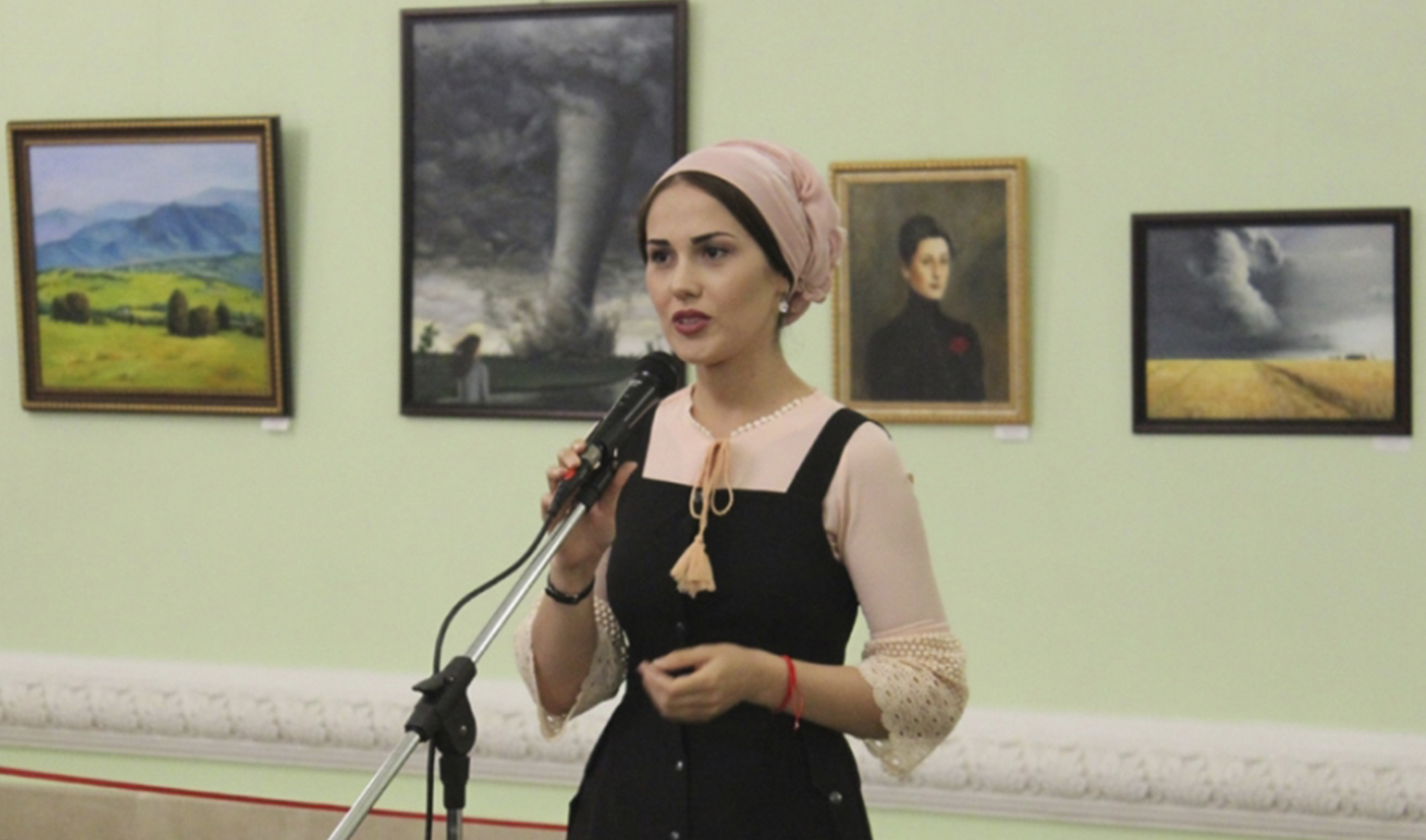 В Грозном открылась персональная выставка чеченской художницы Анжелики Дадаевой