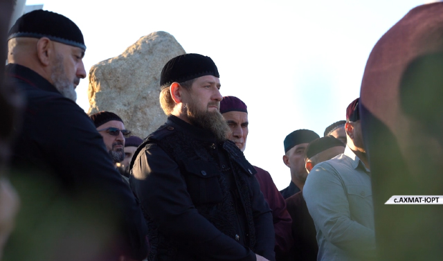 Глава ЧР вместе с соратниками почтил память Ахмата-Хаджи Кадырова