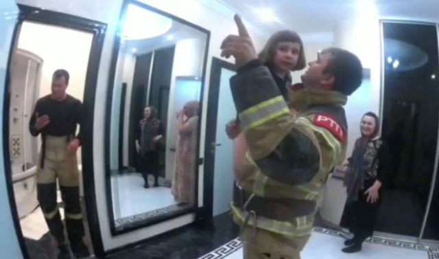 Пожарные в Грозном вызволили ребенка из закрывшейся квартиры 