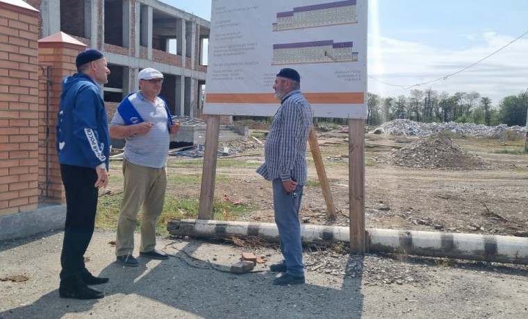 Активисты проверили ход строительства спорткомплекса в Наурском районе