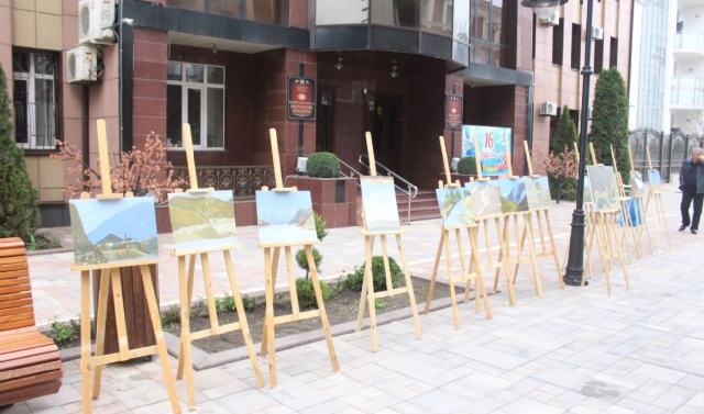 Известные художники России выставили свои картины в Грозном на бульваре Махмуда Эсамбаева