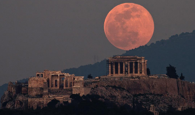 Жители Земли в ночь на 19 февраля наблюдали самую большую Луну 2019 года 
