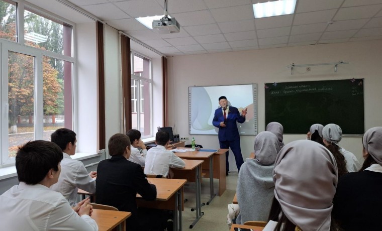 В Президентском лицее Грозного прошёл «Урок цифры» по теме «Видеоплатформа»