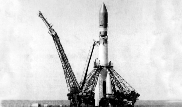 11 августа в 1962 году состоялся первый групповой полет пилотируемых космических кораблей