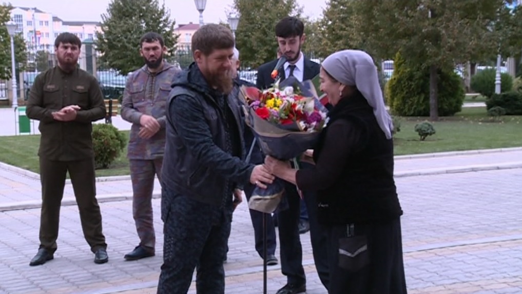 Глава Чечни вручил ключи от квартир семьям, оказавшимся в трудной жизненной ситуации