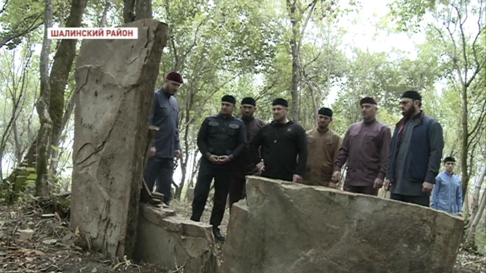 Р.Кадыров вместе с соратниками посетил кладбище мюридов устаза Кунта-Хажди 