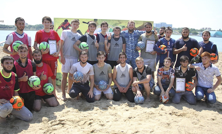 В Грозном прошел первый открытый турнир по пляжному футболу среди молодежи