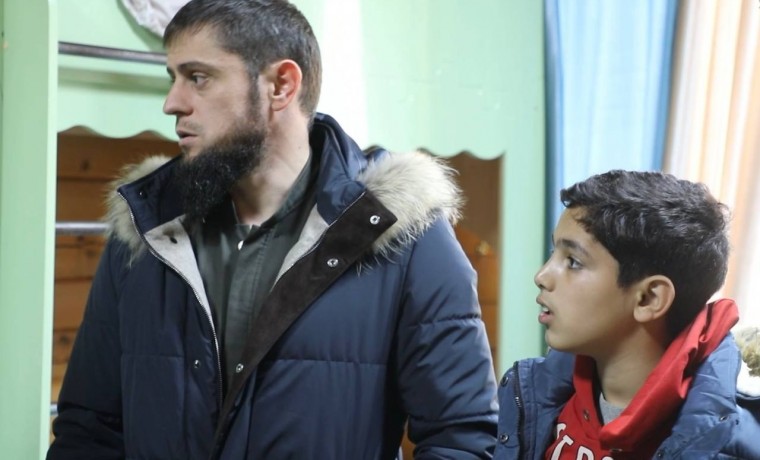 Ахмед Дудаев осмотрел условия проживания беженцев из сектора Газа в лагере "Горный ключ"