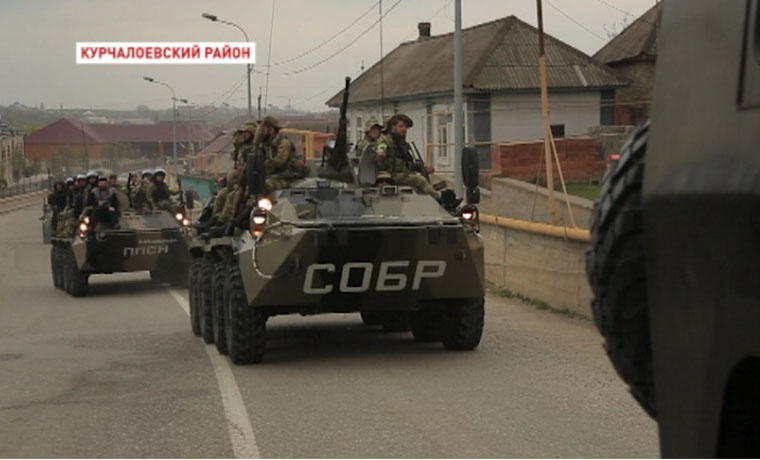 В Гудермесском и Курчалоевском районах бойцы спецподразделений провели марш военной техники 