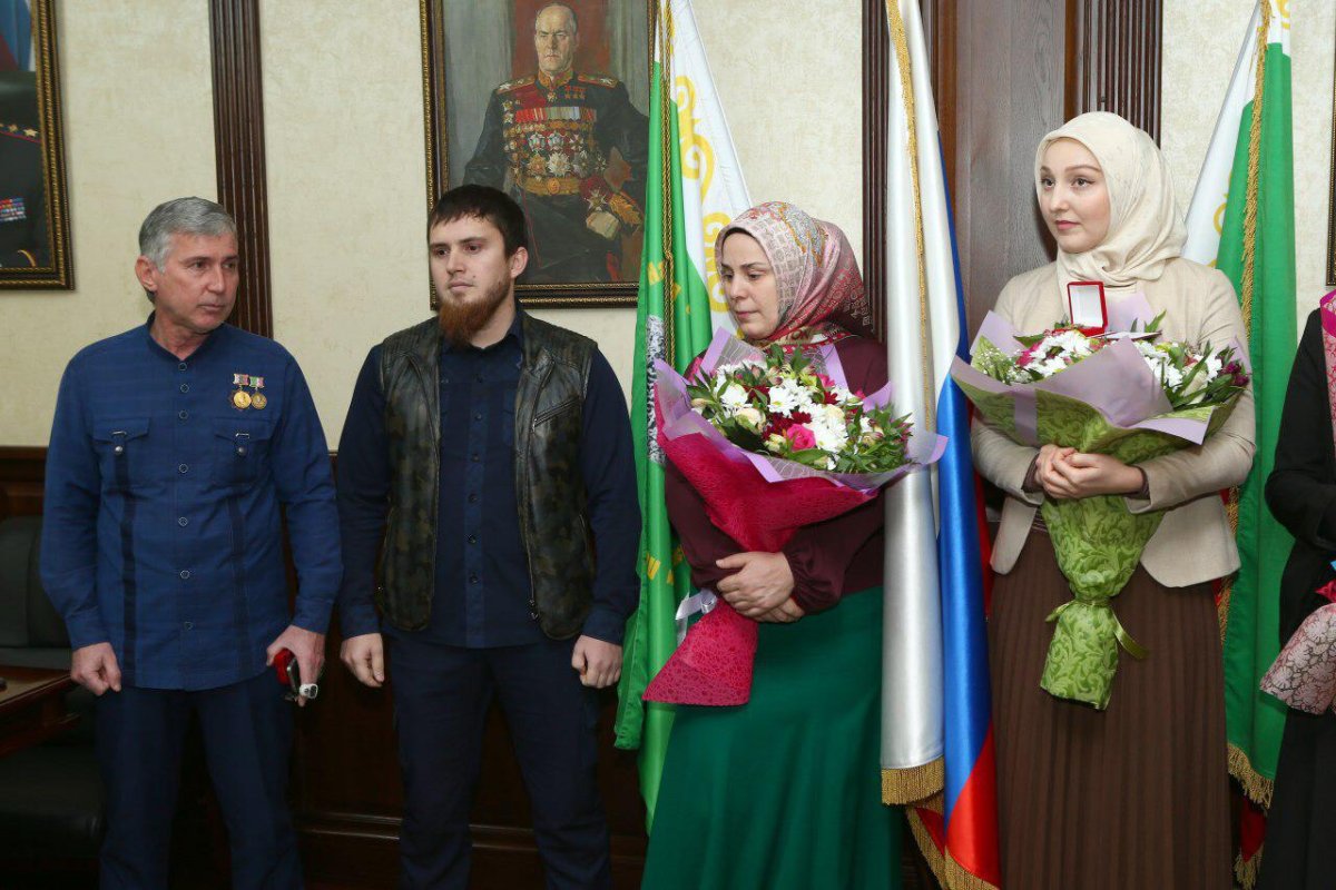 Руслан Алханов отметил ведомственными наградами представителей СМИ и культуры Чечни