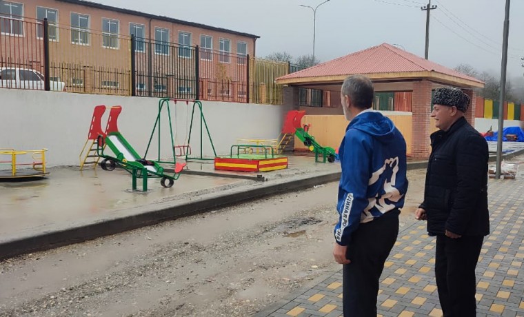 Активисты «Партийного десанта» оценили строительство детского сада в Ножай-Юртовском районе