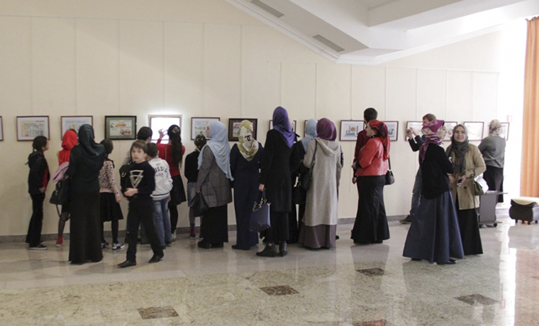 В Грозном открылась персональная выставка карикатур Апти Исламгириева