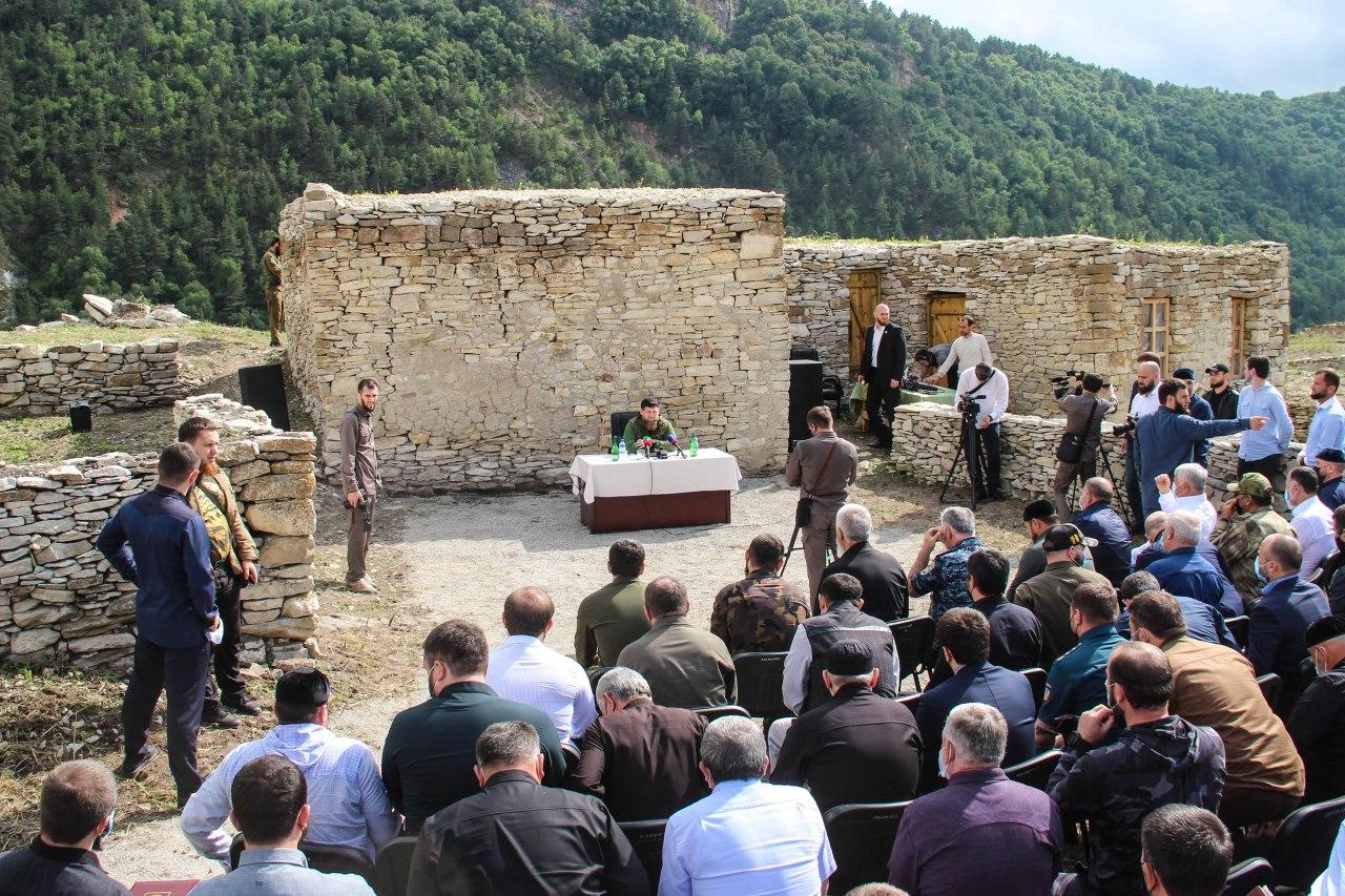 Рамзан Кадыров провел совещание в древнем селении Хой 