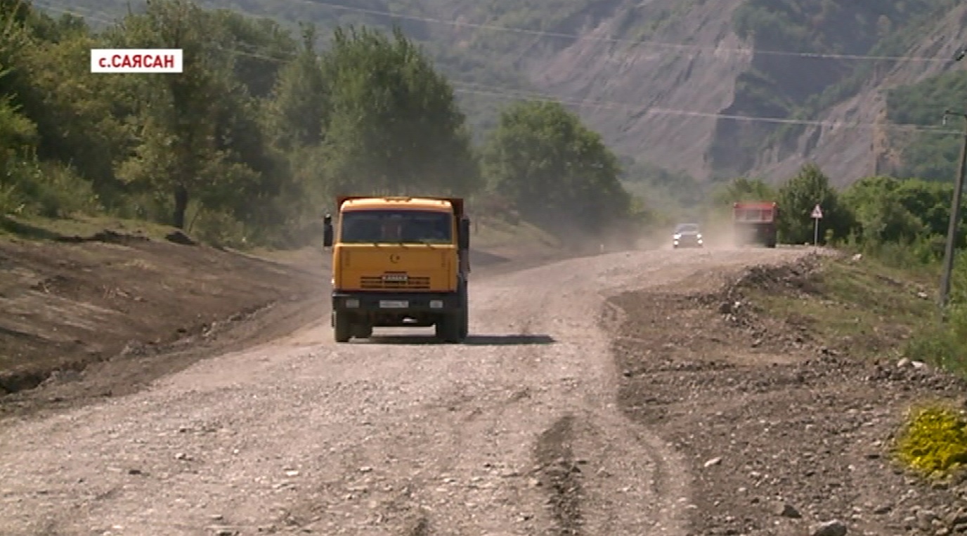 В селении Саясан Ножай-Юртовского района ведутся работы по восстановлению дорожной сети 
