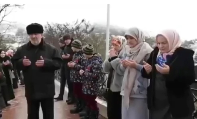 Супруга Рамзана Кадырова вместе с детьми посетила зиярат Ташу-Хаджи Саясановского
